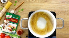 Để làm món Mì Ý sốt rau củ trước tiên bạn chuẩn bị đầy đủ các loại nguyên liệu. Tiếp theo tiến hành luộc mì, bắc lên bếp một nồi nước sôi, thêm vào 1 ít muối rồi cho mì vào luộc khoảng 10 phút hoặc đến khi gắp mì lên thấy hai bên sợi mì rũ xuống thành 2 đường song song là được. Gắp mì ra xả qua nước lạnh rồi vớt ra để ráo nước, trộn mì với 1 muỗng canh dầu ăn để sợi mì không dính vào nhau.