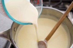Rót hỗn hợp trở lại vào nồi. Khuấy đều liên tục đến khi hỗn hợp sánh lại thì tắt bếp. Cho heavy cream vào nồi rồi khuấy đều. Cuối cùng rây hỗn hợp qua rây, cho tinh chất vani, rượu rum, bột nhục đậu khấu vào, để hỗn hợp lạnh qua đêm là hoàn thành.