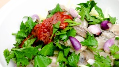 Cho xoài đã thái sợi cùng 15 con hàu sống, thêm 20gr hành tím đã bóc vỏ, rau cần tàu, 1 muỗng cà phê ớt sa tế tôm và sốt mắm ớt vào chung một tô lớn nhẹ nhàng trộn đều tay. Chỉ nên trộn gỏi trước khi ăn khoảng 10-15 phút để gỏi không bị ra nước và xoài không bị nát.