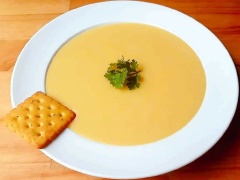Thành phẩm: Soup bắp-hạt sen sánh nhẹ với màu vàng đẹp, lại ngọt thơm từ bắp, béo bùi từ hạt sen rất ngon. Buổi tối chỉ cần có dĩa soup nóng thanh nhẹ ăn vào sẽ giúp có giấc ngủ ngon, bình yên, tâm an thì rất tuyệt vời luôn