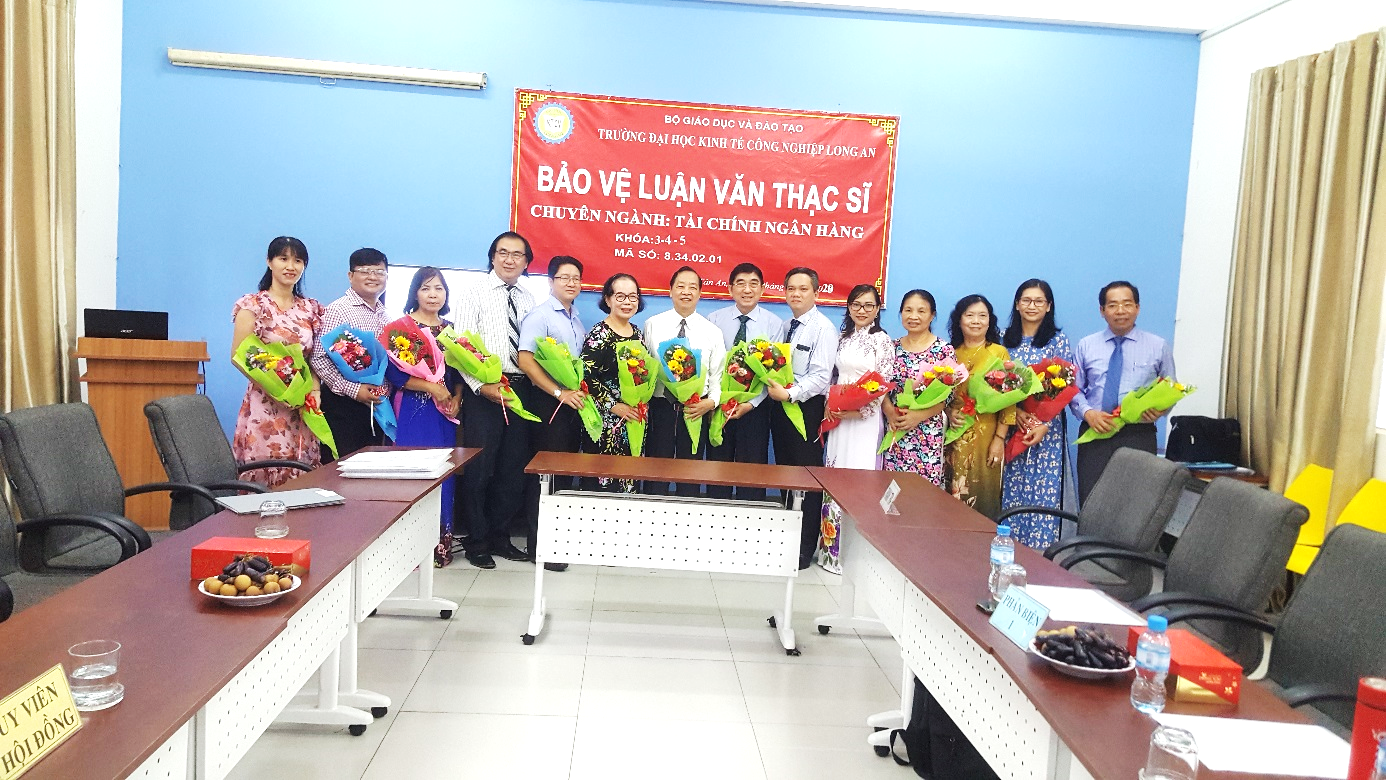 Những bó hoa tươi thắm các học viên gửi tặng các thầy cô giáo trong hội đồng