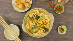 Nếu ăn gia đình bạn có thể múc bánh canh vào một chiếc nồi vừa phải rồi đặt trên bàn ăn để cả gia đình có thể dùng chung với nhau như khi ăn lẩu. Bánh canh cua bột gạo nấu theo cách Cooky hướng dẫn rất đơn giản đúng không? Bạn có thể chuẩn bị một nồi bánh canh cua tại gia để cả gia đình cùng nhau ăn sáng rất là hợp lý đó.