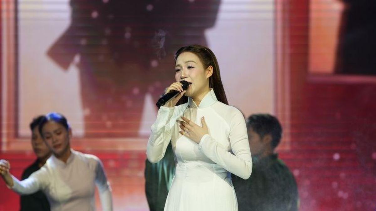 Nghẹn ngào tiếng hát Hòa Minzy và khoảng lặng bi tráng của 'Hàng bia trắng' - Báo VietnamNet