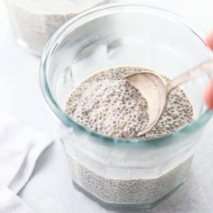 Cho hạt chia vào bát, đổ sữa, tinh chất vani vào khuấy đều với hạt chia và để ngâm hạt chia ít nhất 2 tiếng hoặc qua đêm để hạt chia nở thành pudding.
