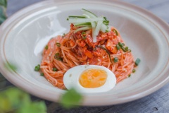 Món này dùng ngon nhất khi để lạnh. Các bạn có thể trộn đều trước khi cho ra dĩa hoặc có thể để sốt riêng và trang trí như hình dưới để tăng phần đẹp mắt khi muốn chiêu đãi bạn bè. Món ăn này tuy đơn giản, dễ làm nhưng lại cực kì ngon miệng.