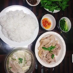 Khi ăn trần qua bún xếp thịt ngan, hành lá, mùi tầu thái sợi, giò sống chan nước dùng lên. Chấm kèm nước mắm tỏi ớt. Quan trọng của bún ngan là nước dùng và thịt khi sơ chế ta làm kĩ để không bị hôi ảnh hưởng đến món ăn.