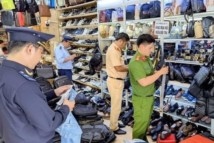 Hà Nội: Thu giữ gần 2.000 sản phẩm thời trang nghi giả nhãn hiệu nổi tiếng - Báo Công An Nhân Dân
