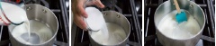 Làm pudding sữa: Cắt 2 lá gelatine thành nhiều miếng nhỏ rồi ngâm trong nước nóng. Để 1 lúc cho gelatine ngấm nước rồi khuấy đều cho tan. Nếu không tan được cho vào lò vi sóng quay khoảng 30 giây cho lá gelatine tan hoàn toàn. Cho sữa tươi và đường vào nồi khuấy đều và đun nóng trên lửa vừa cho đến khi đường tan, hỗn hợp sôi thì tắt bếp. Thêm phần gelatine đã hòa tan vào khuấy đều và để hỗn hợp nguội bớt.