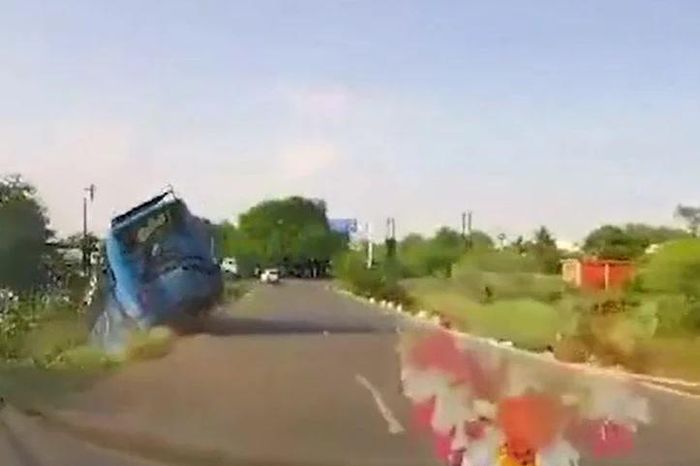 Mất lái, xe buýt chở 25 hành khách lao thẳng xuống sông - Tạp chí Doanh Nghiệp Việt Nam