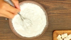Trộn đều 20gr Bột năng, 50gr Bột gạo, 50gr Đường cùng 120ml Nước cốt dừa. Khi lớp bánh màu tím đã chín, từ từ cho hôn hợp vào hấp thêm 15- 20 phút. Dùng que nhọn xiên bánh, nếu que khô ráo, không có bột trào lên, nghĩa là bánh đã chín rồi đấy.