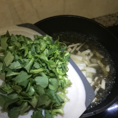 Tiếp đến cho bánh gạo và cải ngọt vào đun sôi. Cuối cùng thêm trứng chiên vào, nêm 1/2 muỗng cà phê muối, 1 muỗng canh hạt nêm, đun sôi 10 phút thì tắt bếp.