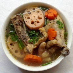 Canh chín múc ra tô cho tiêu và hành ngò vào cho thơm. Canh ngọt thanh từ thịt gà, rau củ. Cà rốt, củ sen mềm mà vẫn giữ được độ giòn, nước trong. Canh được ăn kèm với nước mắm ớt nguyên chất.