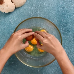 Làm flan trứng: Đập 4 quả trứng gà vào tô, cho thêm 3 lòng đỏ trứng vào, tiếp tục cho 70gr đường, 1/4 muỗng cà phê bột vani và khuấy tan.