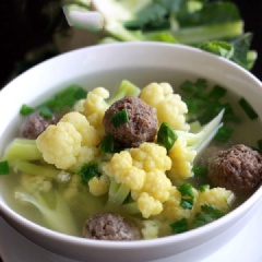 Múc canh bông cải thịt bò viên ra tô và thưởng thức.