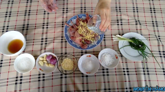 Các bạn cho gừng đã băm và rượu trắng vào cút để rửa sạch bớt đi mùi hôi của cút nhé. Sau đó rửa sạch lại lần nữa với nước, cho tất cả hành tỏi băm nhuyễn vào 1 cái tô lớn, sau đó cho hết nguyên gia vị còn lại đã chuẩn bị ở trên vào, trộn đều, cho cút vào dùng tay xoa đều hỗn hợp vào cút, để nó thấm nhanh hơn nhé. để 15 phút cho cút thấm.