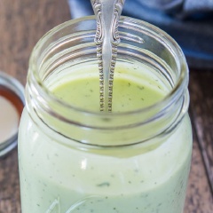 Sốt bơ sữa chua trộn salad với sự kết hợp từ thịt của quả bơ tươi ngon cùng với gia vị và rau thơm lừng hòa quyện vào nhau dùng để ăn kèm với snack hay trộn salad nào cũng ngon hết nha. Hãy thử ngay công thức này nhé.