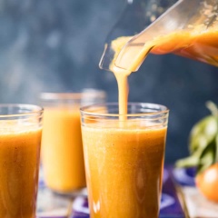 Cà rốt và xoài rửa sạch, gọt vỏ, cắt nhỏ. Cho cà rốt, xoài, nước dừa, nước cốt cam, mứt chà là, bột nghệ vào máy xay sinh tố. Bật công tắc xay nhuyễn hỗn hợp.