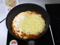 Thêm vào sốt cà chua, nước cốt dừa vào khuấy đều. Đun sôi ở lửa to rồi hạ nhỏ lửa. Nêm nếm gia vị với muối, hạt nêm và đường cho vừa miệng. Khi sốt đặc sệt thì cho sợi mì ý vào trộn đều ít phút rồi tắt bếp.