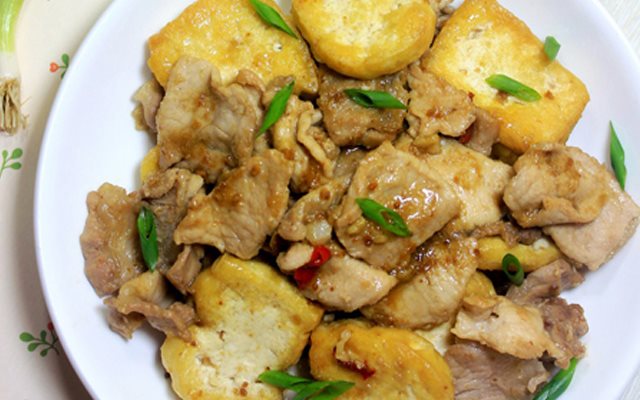 Thịt Xào Đậu Hũ Sốt Tương Bần