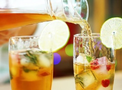 Hòa tan 4 gói trà Nestea với 480ml nước. Sau đó, rót nước ra ra 2/3 ly, thêm đá viên trái cây vào, khuấy đều cho lạnh là có thể dùng.