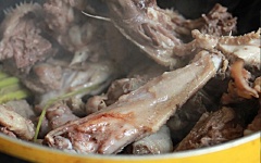 Đổ khoảng 1 chén nước vào, nấu cùng. Cho tiếp quả sấu vào, nấu đến khi thịt vịt mềm là được.