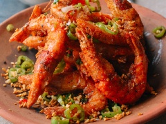 Cho tôm rang muối tiêu ra đĩa rồi thưởng thức nhé!