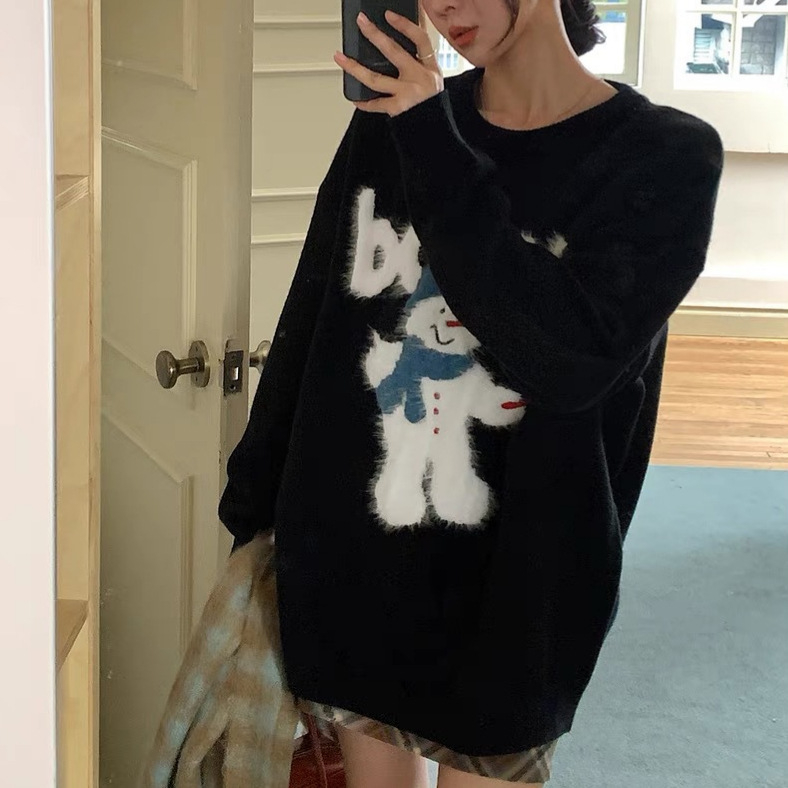 Loose-fitting women's knitted sweater in a relaxed style