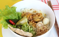 Thêm trứng cút vào. Ăn kèm với bánh đa, rau sống các loại, chanh cắt miếng sẽ ngon lắm đấy.