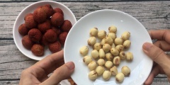 Tách vỏ, bỏ tim hạt sen cho bớt đắng. Nếu các bạn mua về rửa sạch là được. Luộc hạt sen khoảng 10 phút cho mềm.