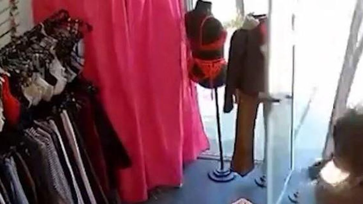 Xe máy mất kiểm soát lao thẳng vào cửa hàng quần áo - Tạp chí Người Đưa Tin