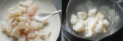 Cà chua luộc qua rồi bóc bỏ vỏ thái nhỏ. Nấm đùi gà, đậu hũ và cá thái miếng vuông. Cho một ít muối, hạt tiêu vào cá rồi trộn đều, ướp cá khoảng 15 phút. Đun sôi một nồi nước, cho cá đã ướp vào nồi, khi nồi nước sôi trở lại thì vớt cá ra ngay.