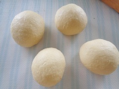 Bột mì, muối, men, đường trộn chung trong 1 cái âu. Sau đó cho sữa ấm, bơ và lòng đỏ trứng gà vào nhồi bột thật mịn không dính tay. Ủ bột 45 phút. Qua 45 phút bột đã nở. Lấy bột ra nhồi sơ lại và chia bột thành 4-5 phần nhỏ. Đè dẹp phần bột nhỏ cho nhân khoai lang vào vo tròn.