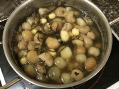 Nước sôi thì cho đường phèn vào, khuấy nhẹ tay và nấu sôi trở lại. Bạn có thể nêm đường cho vừa với khẩu vị của cả nhà là có thể tắt bếp và xong rồi đó nha.