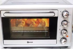 Xếp các chiếc bánh vào khay nước để yên 35 phút cho bột tiếp tục nở. Phết ít lòng đỏ trứng lên bánh, rắc ít mè đen. Đem bánh nướng ở 170 độ C trong khoảng 18-20 phút.