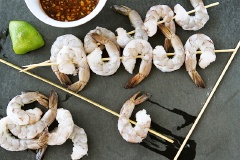 Kế tiếp và bột ớt, tỏi băm, mật ong, nước cốt chanh, tất cả khuấy đều. Xỏ tôm vào que tre, bạn dùng chổi phết 1 lớp hỗn hợp sốt lên tôm, đem nướng cho khô mặt 1 bên, sau đó trở mặt và nướng tiếp. Cứ 2 phút phết 1 lần cho đến khi tôm chín.