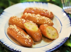 Khi ăn rắc mè rang nha! Các bạn cất chuối ngào đường vào tủ lạnh, khi nào ăn cho vào lò vi sóng quay 2 phút lại dẻo ngon.
