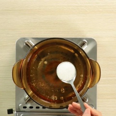 300gr thịt ba chỉ cắt nhỏ, đem chần sơ cùng 1 muỗng canh đường. Cho vào tô trộn đều cùng 1/2 muỗng canh đường, 1/2 muỗng canh nước tương