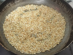 Cách làm sữa gạo Hàn Quốc: Cho 1 chén gạo tẻ cho vào chảo, đun nhỏ lửa. Trong lúc rang gạo, dùng đũa đảo liên tục, để gạo rang vàng đều, dậy mùi thơm và tránh cháy khét ở đáy. Cần rang gạo vàng đều thì mới dừng.