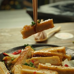 Món này rất đậm đà ngọt mặn cay cay, có thể ăn kèm với bánh mì như bánh mì chả cá. Hoặc làm món nhậu lai rai với bia cho anh xã. Hay dùng với cơm nóng như những món ăn mặn chính trong bữa cơm gia đình nhé.