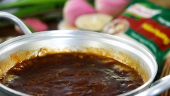Làm phần sốt me: bắc lên bếp một chiếc chảo sạch, làm nóng 2 muỗng canh dầu ăn rồi cho 15gr hành boa rô băm nhuyễn, 15gr sả băm, 15gr gừng băm cùng 10gr ớt băm vào phi thơm. Tiếp theo cho nước me cùng các loại gia vị gồm 100gr đường, 50gr tương ớt, 30ml nước tương và 30gr hạt nêm chay, khuấy đều rồi đun sôi hỗn hợp. Khi nước sốt sôi lên sệt lại thì tắt bếp.