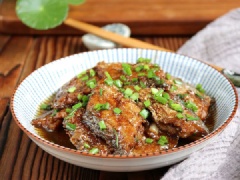 Cá hố chiên kho nước tương với thịt cá chiên giòn béo, ngấm đều gia vị kho đậm đà đưa cơm. Bạn có thể chuẩn bị món cá kho này cho những bữa cơm chiều chắc chắn sẽ hút cơm lắm đấy!