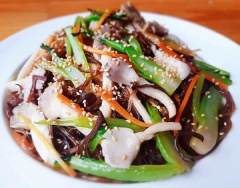 Thành phẩm: Cho miến ra dĩa xong, tiếp đến xếp từng loại rau củ & nấm lên, khi ăn trộn đều rồi rắc mè vào. Miến mềm dai nhẹ, rau củ giòn, gia vị nêm nếm vừa ăn (nếu thích thì chan thêm nước tương).