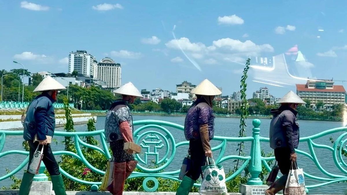Ra đường như bước vào lò than, người Hà Nội quay quắt giữa nắng nóng cực hạn - Chuyên trang An Ninh Thủ Đô - Báo Công an nhân dân