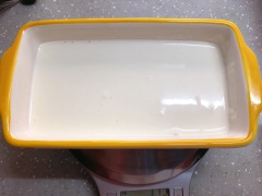 Vớt gelatine đã ngâm ra cho vào tô, đặt vào lò vi sóng khoảng 30 giây. Hâm nóng sữa tươi và kem whipping trong nồi cho gelatine vào khuấy đều. Đổ hỗn hợp thạch sữa ra khuôn.