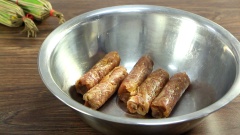 Để thực hiện món tré trộn, bạn chuẩn bị sẵn 5 cây tré, 2 cây chả heo, 2 cây chả bò và 2 cây nem chua. Dùng kéo cắt thành miếng xéo vừa ăn rồi cho vào tô trộn.
