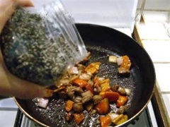 Đun thêm 1 phút nữa rồi cho hành tây, ớt chuông, 1 muỗng canh dầu hào, 5g mè vào, đảo đều. Nêm vào 1 muỗng cà phê hạt nêm, 1/2 muỗng cà phê bột ngọt vào, đảo đều cho thấm gia vị rồi tắt bếp.