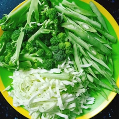 Rửa sạch và cắt nhỏ đậu cô ve, bông cải và bắp cải. Trụng mì với nước sôi cho chín mềm, sau đó vớt ra để ráo rồi trộn vào mì 1 muỗng canh dầu hào.