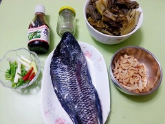 Cá làm sạch ruột, vây và vẩy rồi cắt cá thành các khúc vừa ăn. Đặt chảo lên bếp, cho 1 muỗng canh dầu rồi đem chiên cá sơ qua cho vàng thì vớt ra.