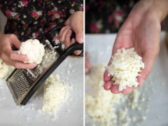 Cắt bông cải thành miếng lớn, rửa sạch rồi ngâm với nước muối loãng khoảng 15 phút, vớt ra để ráo. Dùng dụng cụ bào nhuyễn bông cải trắng thành những hạt "cơm". Bắc chảo lên bếp, cho 1 muỗng canh dầu vào, cho trứng vào chiên rồi vớt ra để riêng.
