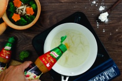 Bắt chảo nóng, cho dầu ăn vào, bỏ gừng sợi xào lên cho thơm, cho 250ml nước dùng vào đun sôi. Nêm gia vị nếm lại vừa ăn. Cho nước bột bắp vào khuấy đều cho sánh lại. Cho tiếp lòng trắng trứng vào khoáy đều cho ra sợi. Thêm dầu mè vào.